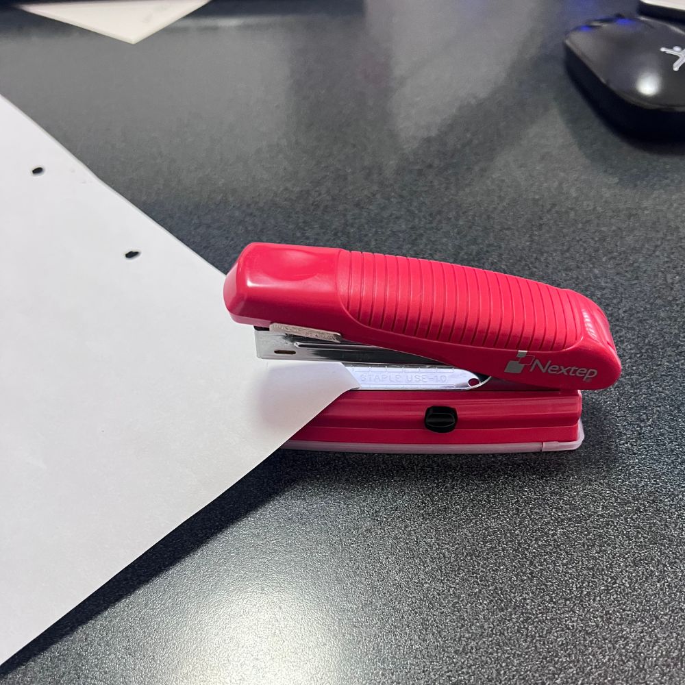 Engrapadora con Perforadora Nextep Media Tira Roja NE-105D