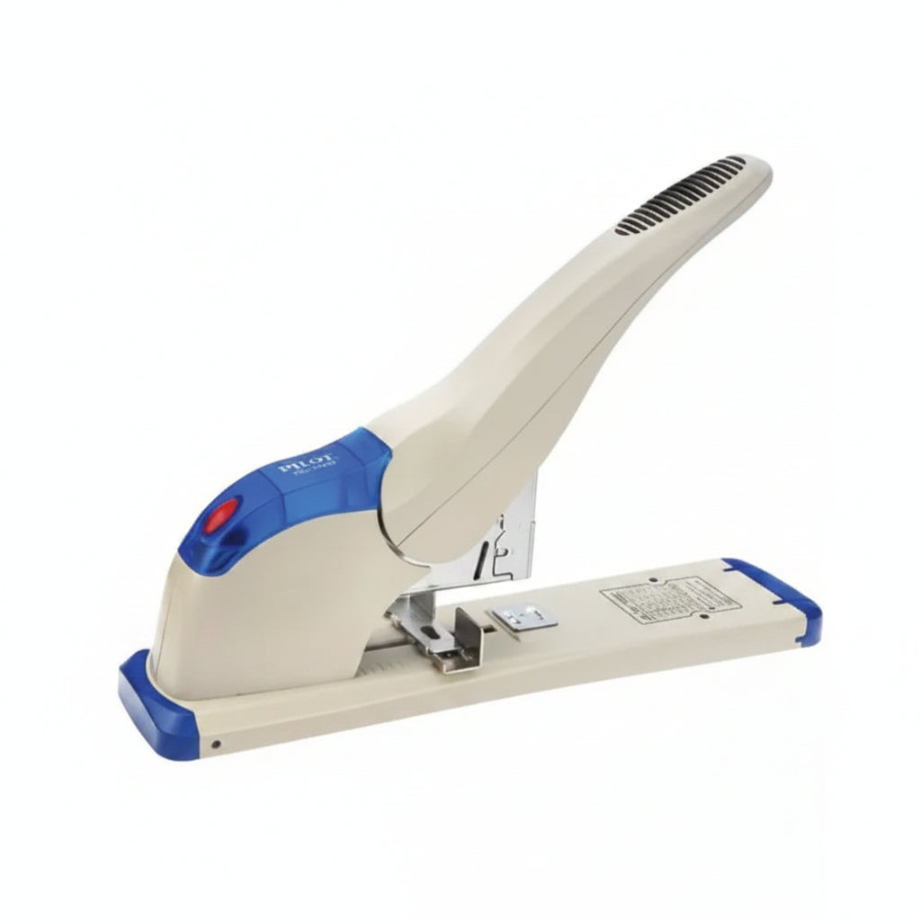Engrapadora de uso pesado Pilot modelo HC-24FM en color gris con azul, mostrando su estructura de acero troquelado, guía de papel ajustable y mango ergonómico para alto volumen.